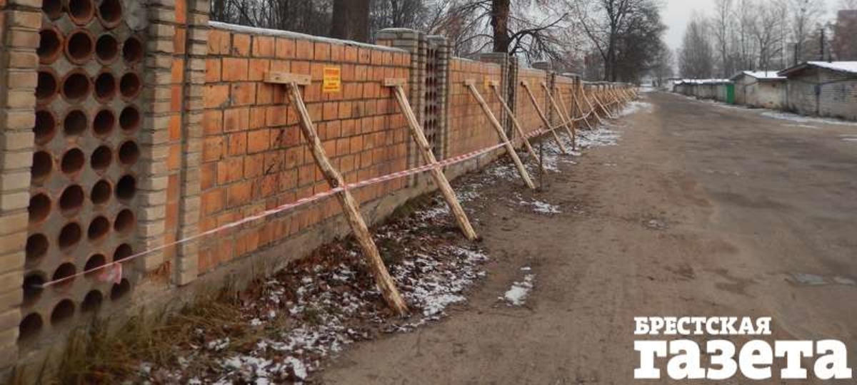 Забор Тришинского кладбища в Бресте в 2016 году. Фото: "Брестская газета"