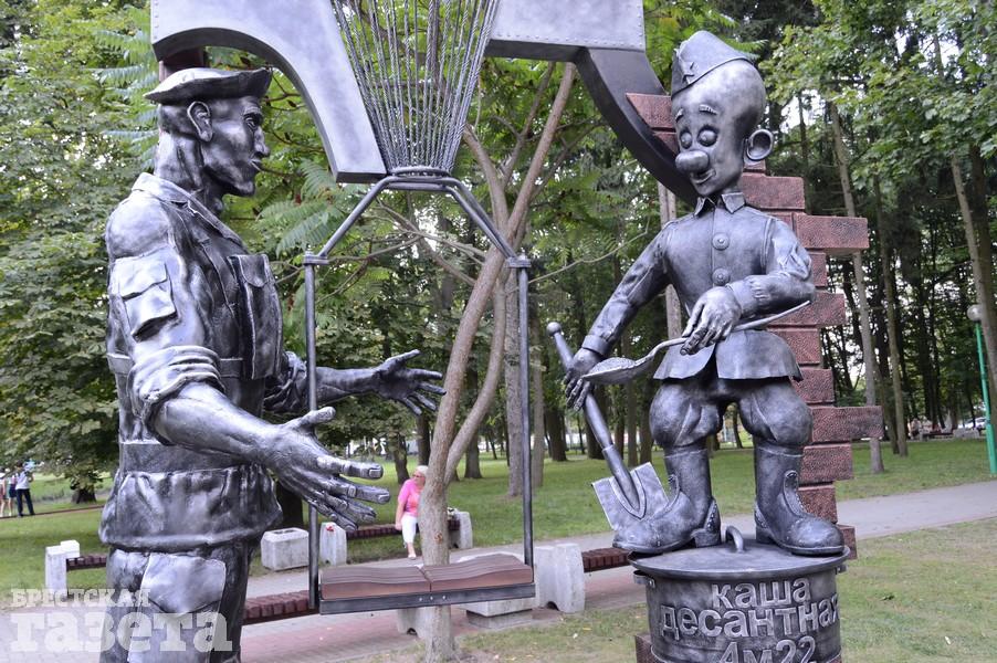 Скульптурная композиция, посвященная десантникам в парке культуры и отдыха в Бресте.