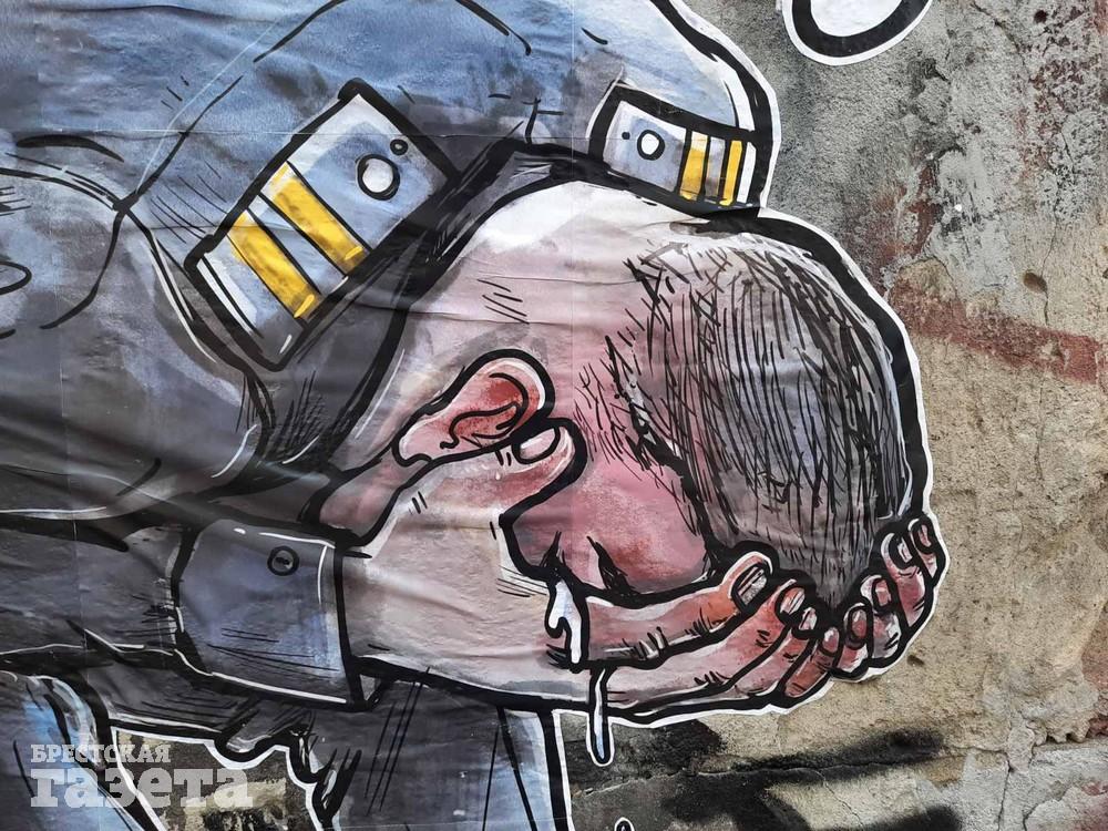 В Бресте появился стрит-арт: милиционер сидит на лавочке, согнувшись от боли, и думает об Оскаре после задержания Тихановского. Фото: