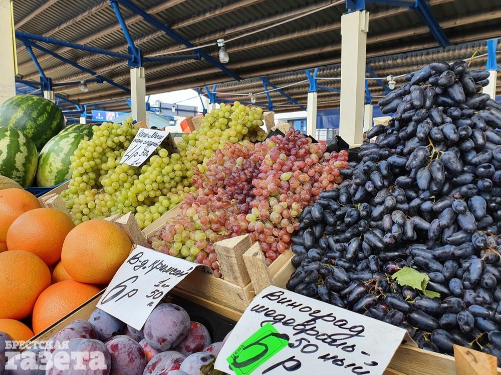 На рынке много винограда разных сортов. Фото: