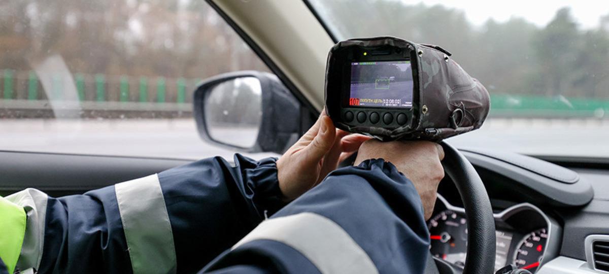 Датчик контроля скорости в руках гаишника