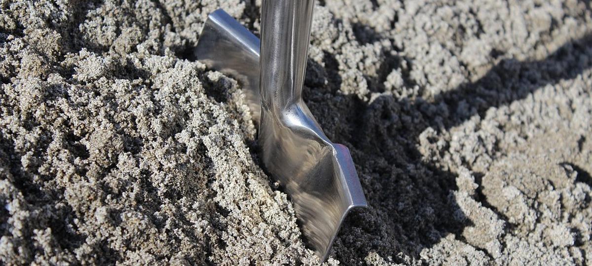 Лопата в земле