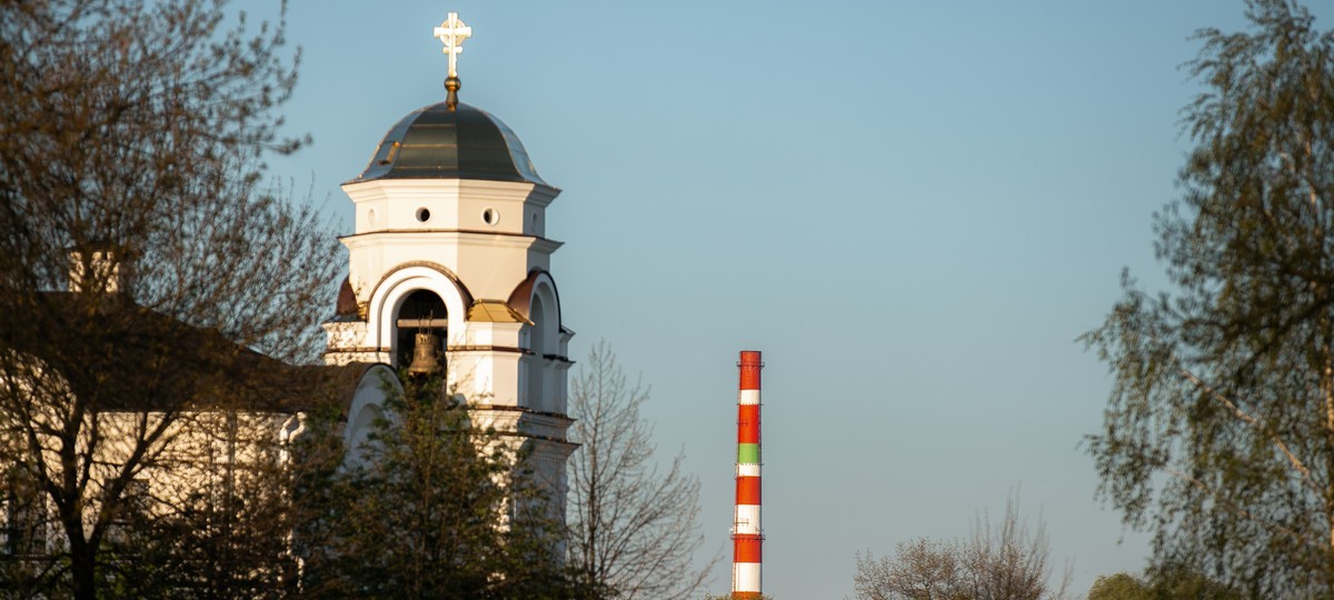 Церковь на фоне трубы ТЭЦ Бреста