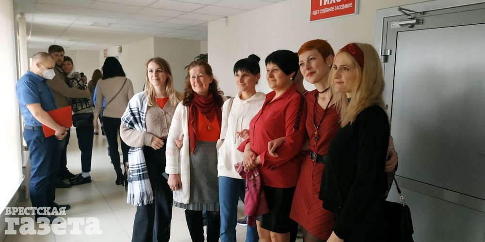 Александра Гаврусик (крайняя справа)