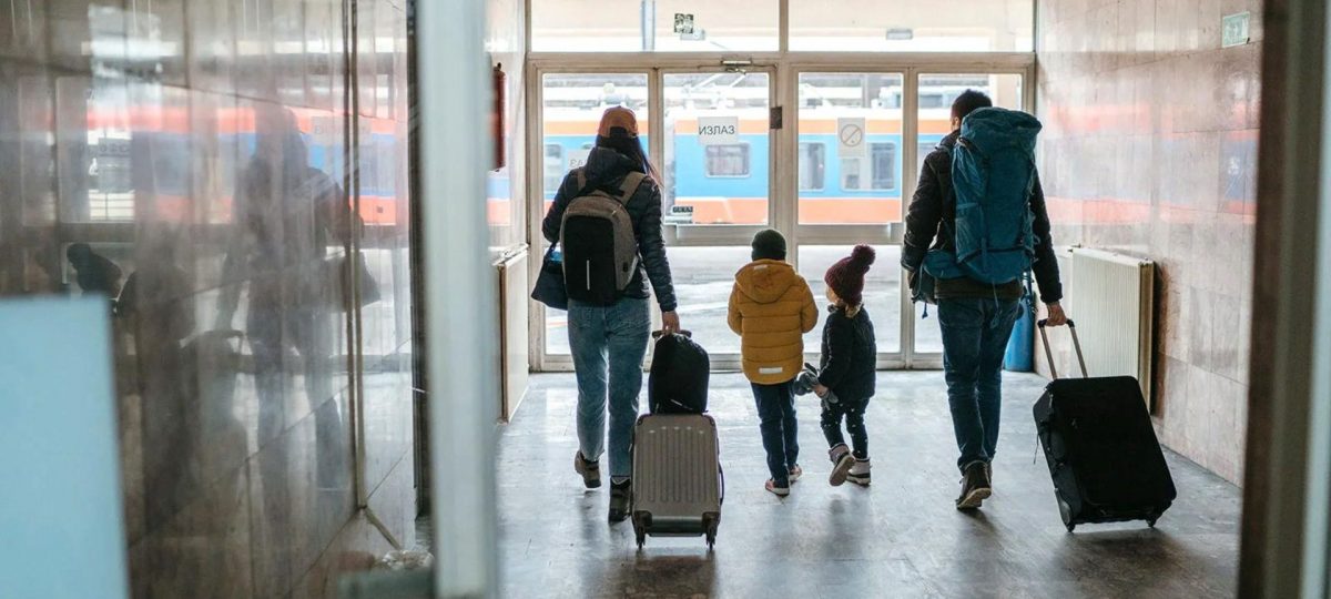 Люди, чемоданы, вокзал, поездка