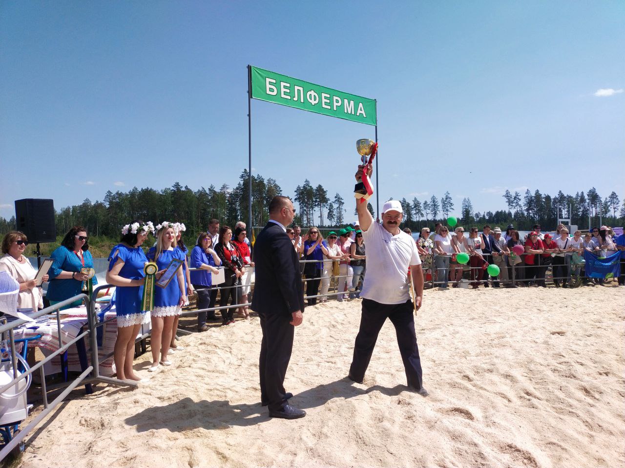 Руководитель ОАО «Гастелловское» принимает победу из рук министра сельского хозяйства Игоря Брыло.Фото: тг-канал «Минсельхозпрод Беларуси»