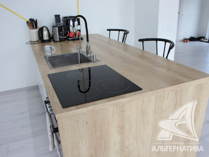 Кухонный гарнитур с системой Push-to-open укомплектован бытовой техникой.