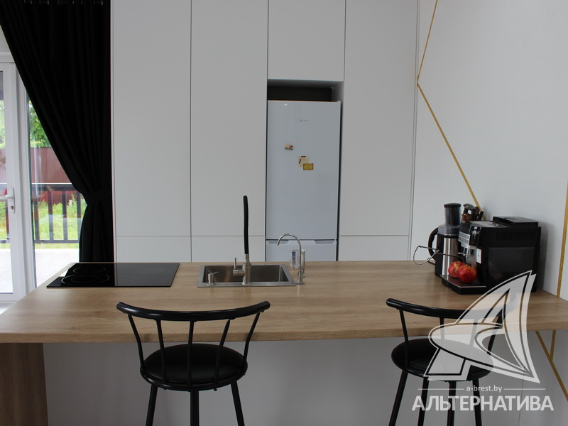 Кухонный гарнитур с системой Push-to-open укомплектован бытовой техникой.