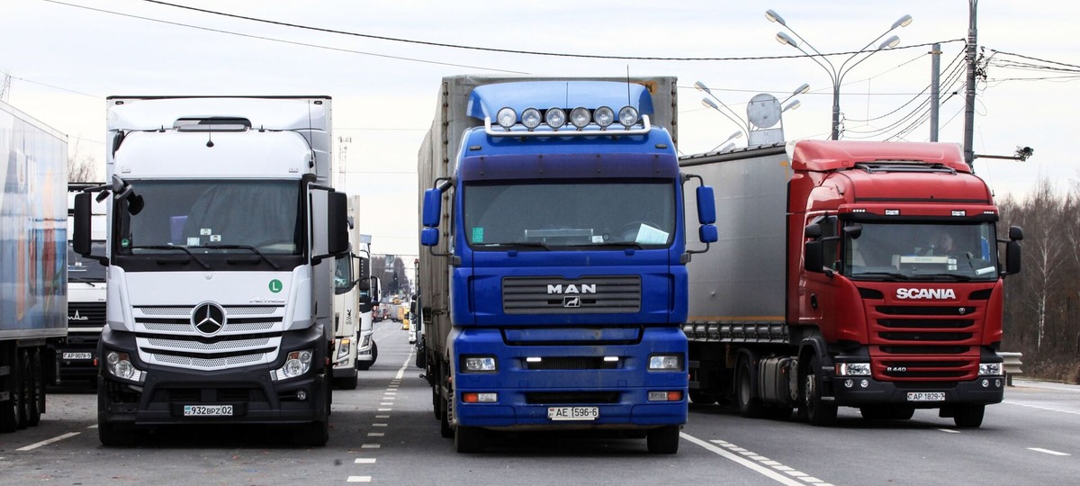 Три грузовика. Иллюстративное фото