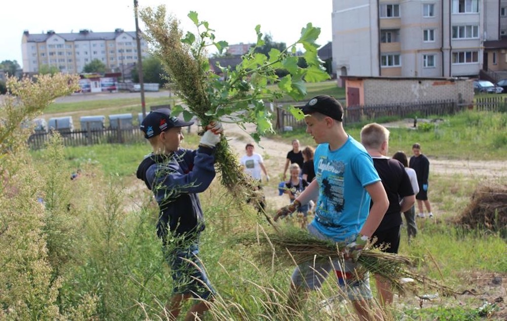Участники акции «Построим храм вместе» в Малорите благоустраивают территорию. Фото: www.malorita.by.