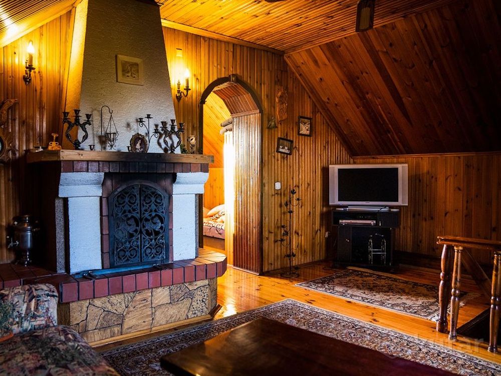 Интерьер гостевого дома с баней на среднюю компанию. Фото: kufar.by.