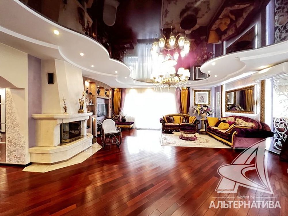 Интерьер гостиной особняка с колоннами и богатым убранством за $440 000.