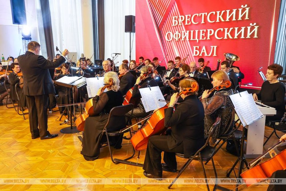 Симфонического оркестр Брестского академического театра драмы играет на офицерском балу в Бресте. 26 февраля 2024 года. Фото: БелТА.