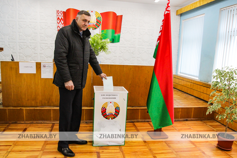 Член Совета Республики Национального собрания Республики Беларусь, председатель Жабинковского районного Совета депутатов Анатолий Шолтанюк голосует досрочно на участке №11 в ОАО «Хмелево». Фото: zhabinka.by.