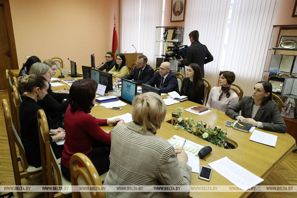 Беларуские чиновники обсуждают вместе с зоозащитниками и представителями фонда французской кинозвезды Брижит Бардо проблему бездомных животных. Февраль 2020 года. Фото: БЕЛТА.