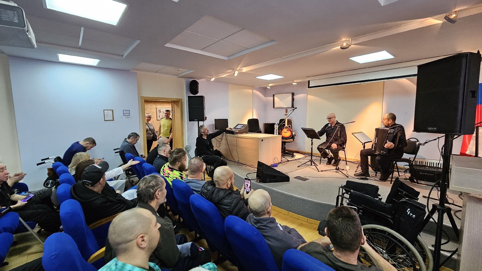 Фронтмен группы Моральный кодекс Сергей Мазаев выступил перед участниками СВО в филиале № 8 Главного военного клинического госпиталя им. Бурденко. Фото: Вконтакте.