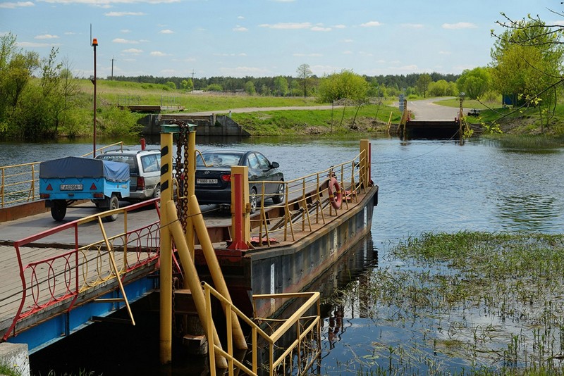 Паромная переправа у деревни Дубое Пинского района