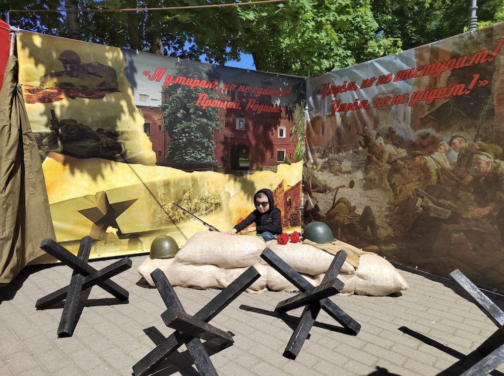 Ребенок в импровизированном окопе в городском парке Столина на праздновании Дня Победы. Фото: телеграм-канал Новости Столина.