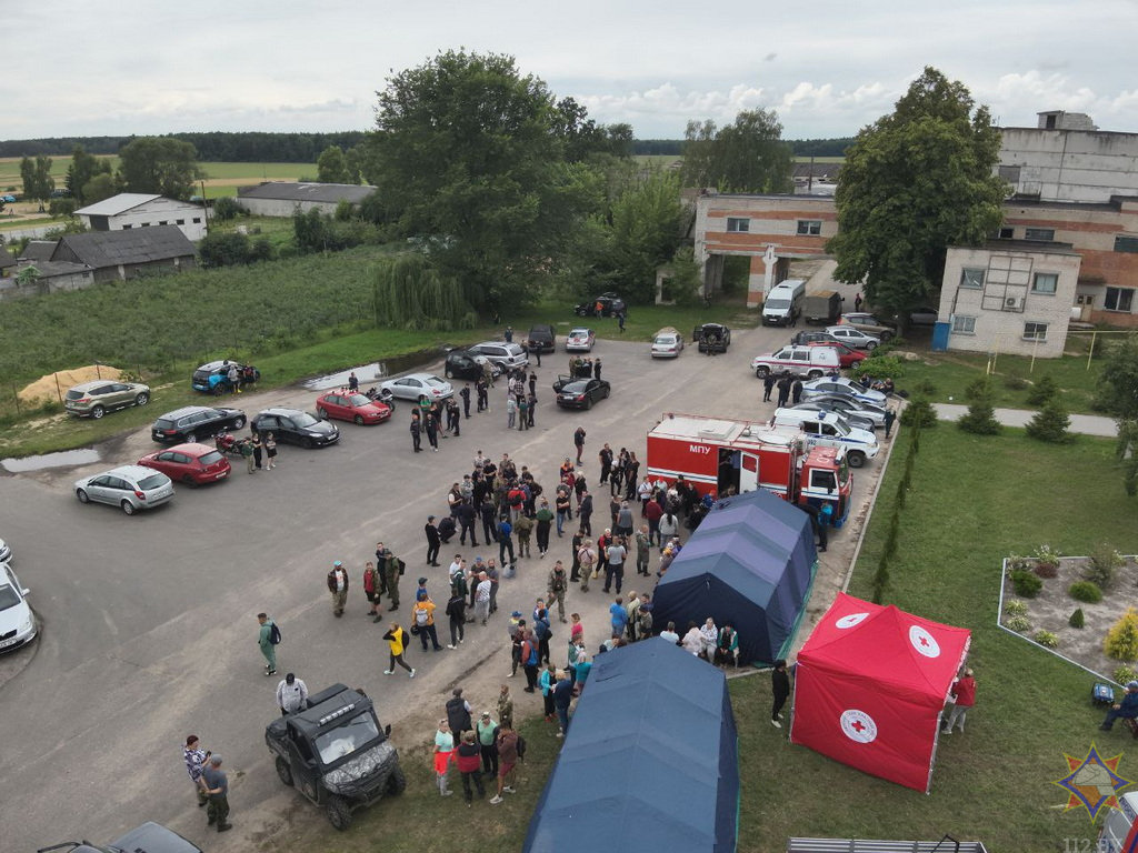 Волонтеры, сотрудники МЧС и МВД, местные жители, которые искали пропавшую девочку в деревне Пелище Каменецкого района. Фото: МЧС.