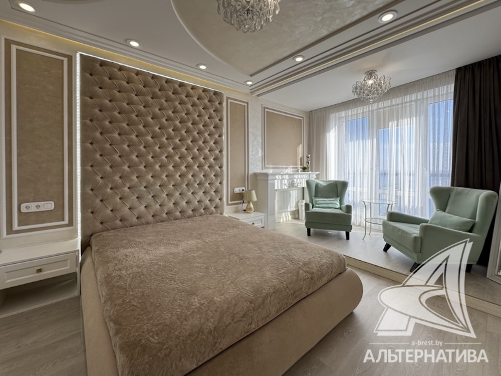 Бархатное изголовье в одной из комнат.