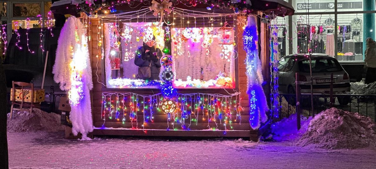 Тематический домик на рождественской ярмарке в Бресте на Гоголя. Декабрь 2023 год. Фото: «Любимый Брест».