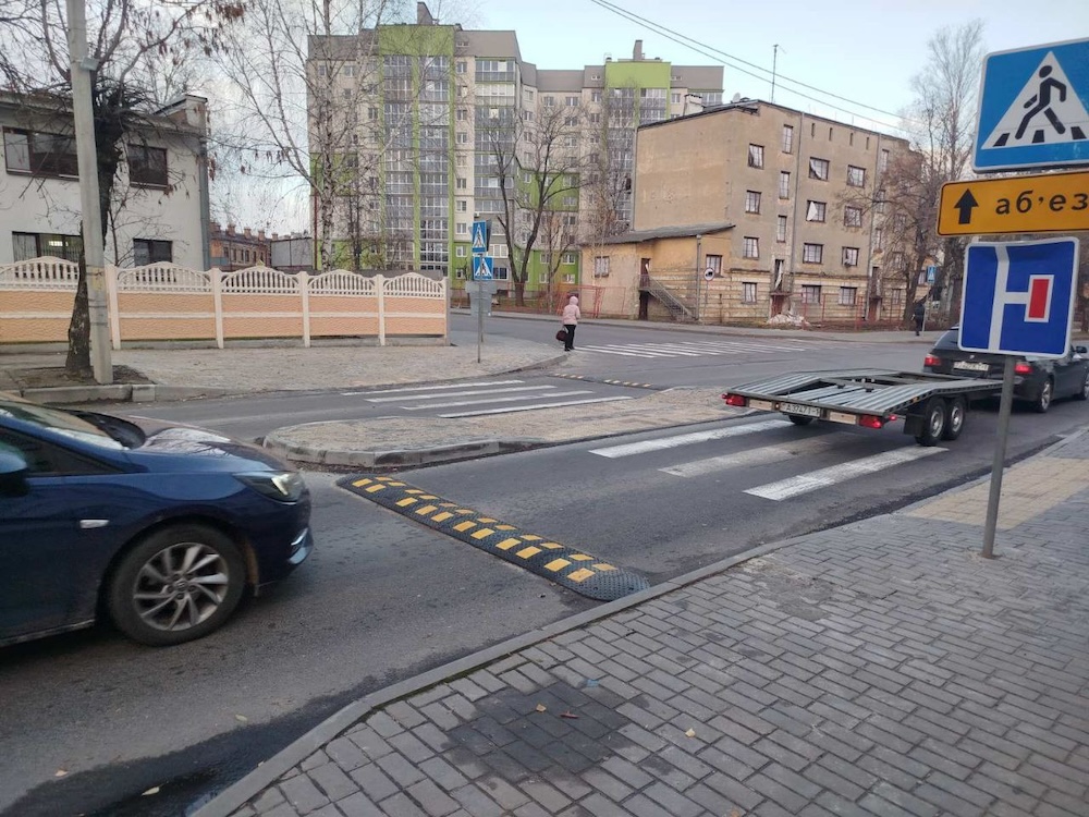 Искусственные неровности и островок безопасности на участке дороги по улице Красногвардейской в Бресте. 21 ноября 2024 года. Фото: телеграм-канал «Любимый Брест»