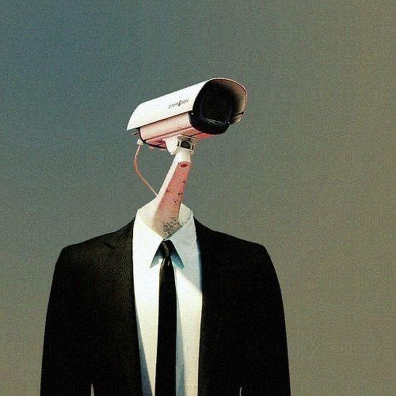 Мужчина с видеокамерой вместо головы. Фото: телеграм-канал «Кулуары KYKY»