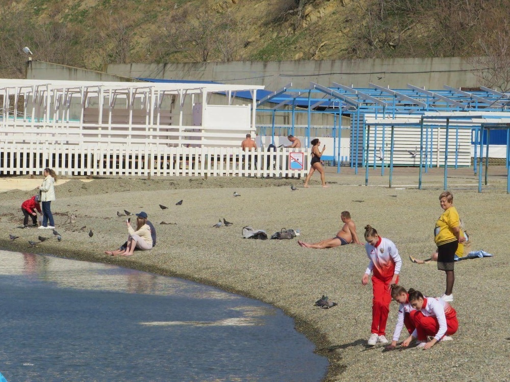 Отдыхающие в Анапе на пляже. Снято 13 марта 2025 года в районе Малой бухты (недалеко от центра курорта).Фото: makovozovy / T.mу