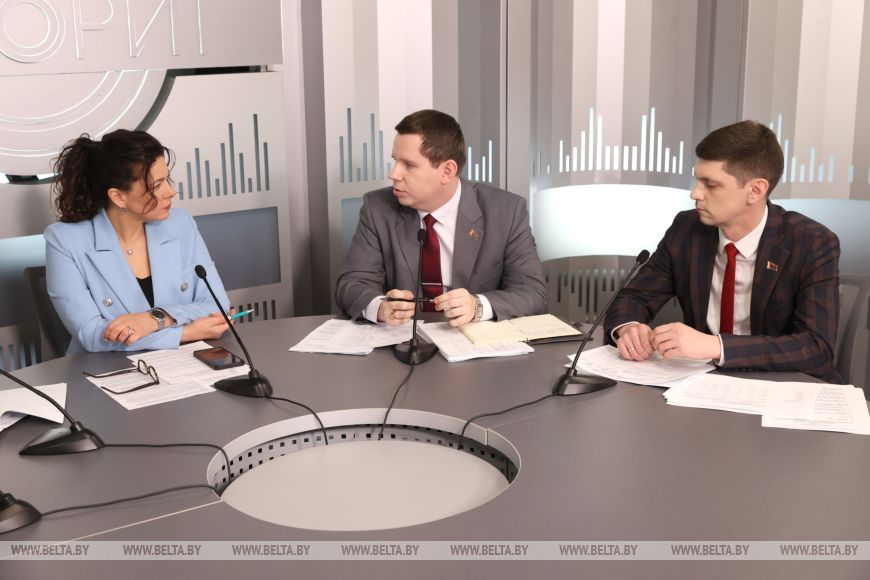 Первый заместитель председателя комитета по архитектуре и строительству Брестского облисполкома Алексей Дробышевский (посередине) в проекте БЕЛТА «Страна говорит». Фото: Белта.