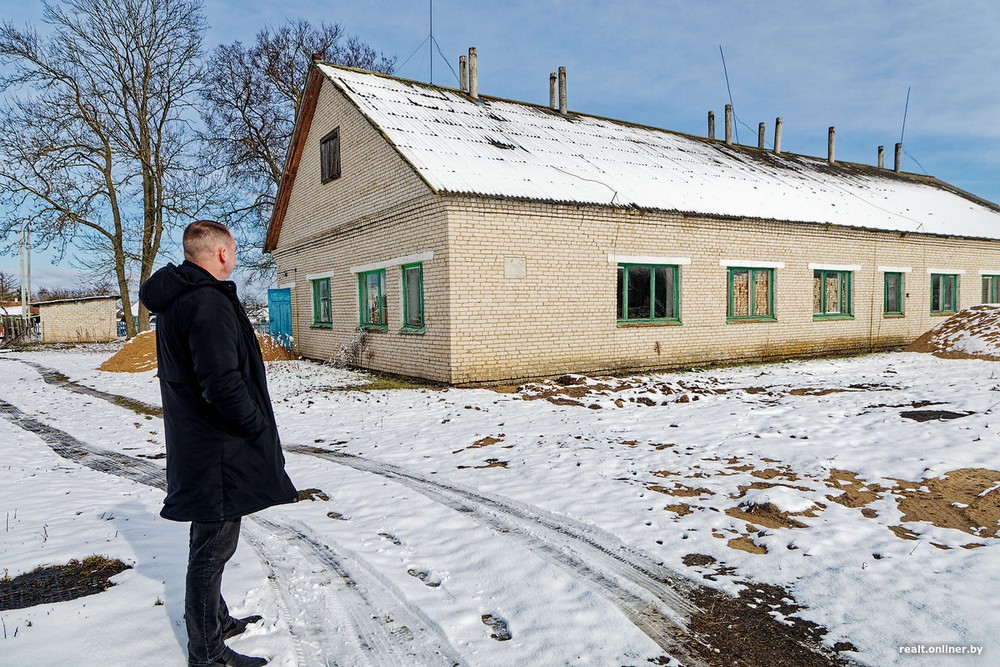 Николай смотрит на бывший детский сад в Оранчицах, который купил. Фото: Onliner