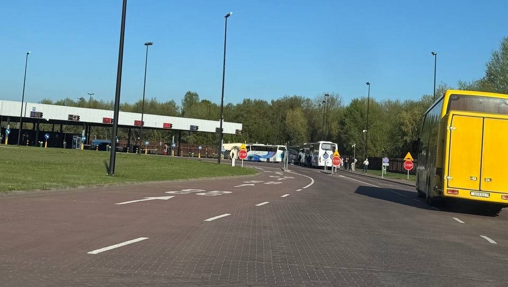 Автобусы перед въездом в пункт пропуска «Тересполь» со стороны Беларуси. Фото из приграничного чата