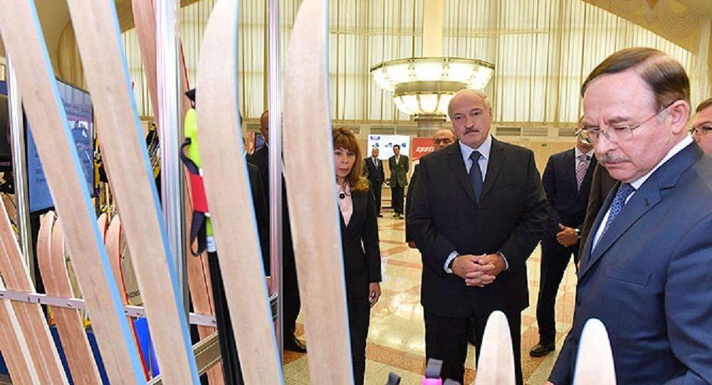 Лукашенко критикует лыжи на выставке произведенных в Беларуси специальных видов зимней техники, спортивного инвентаря и музыкальных инструментов. Сентябрь 2018 года. Фото: 1reg.pro.