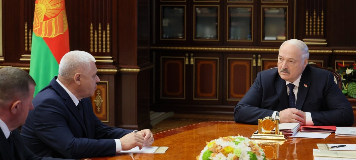 Лукашенко общается с братьями Пачко. Фото его пресс-службы