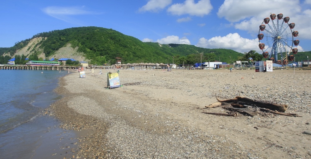 Пляж в поселке Лермонтово в Краснодарском крае. Фото: shoes-web.ru.