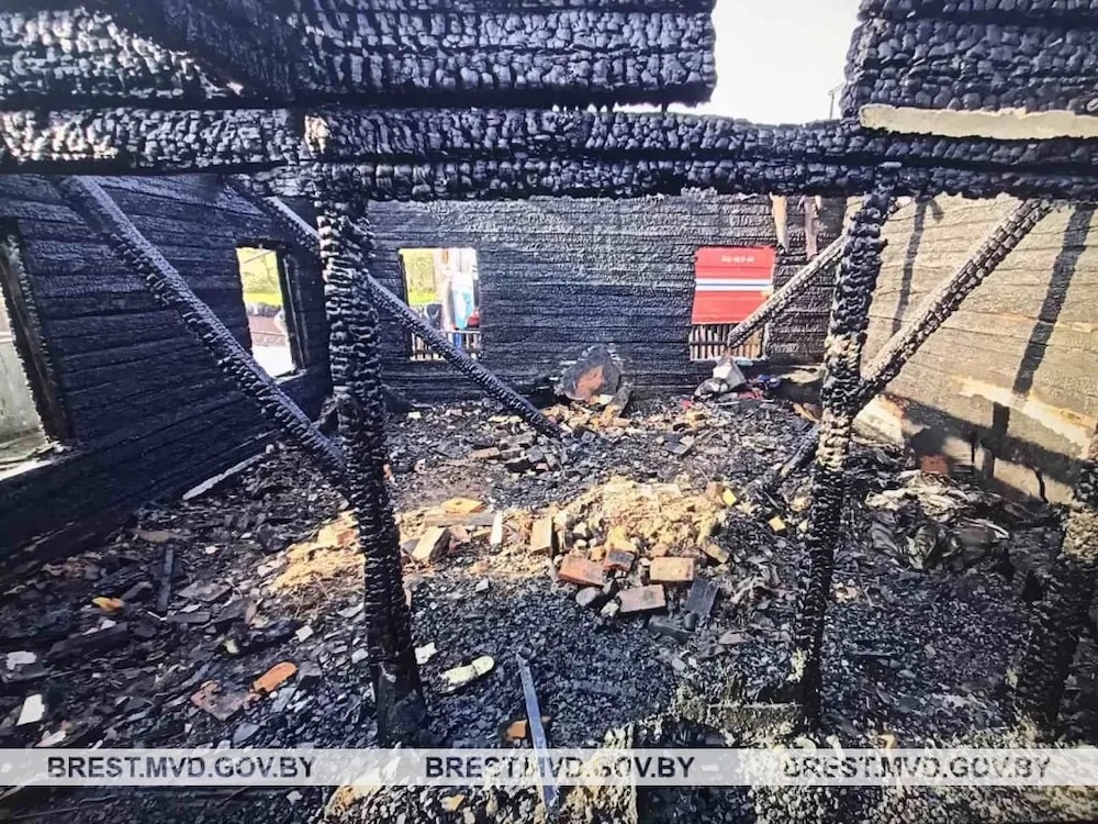 Дом в деревне под Барановичами, который спалил 19-летний призывник. Фото: brest.gov.by.