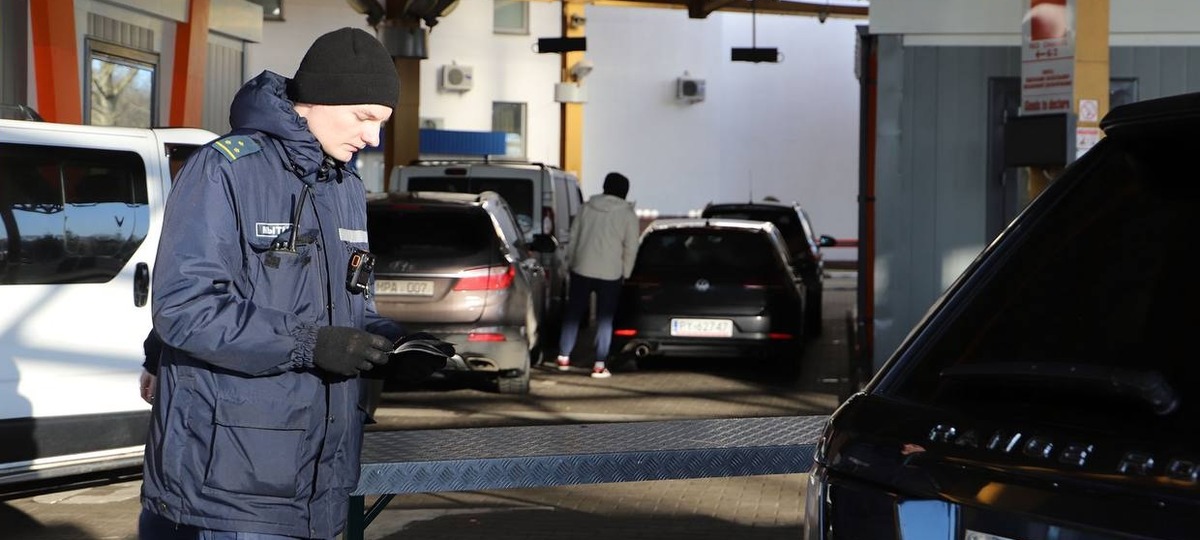 Таможенник проверяет автомобиль. Фото: ГТК