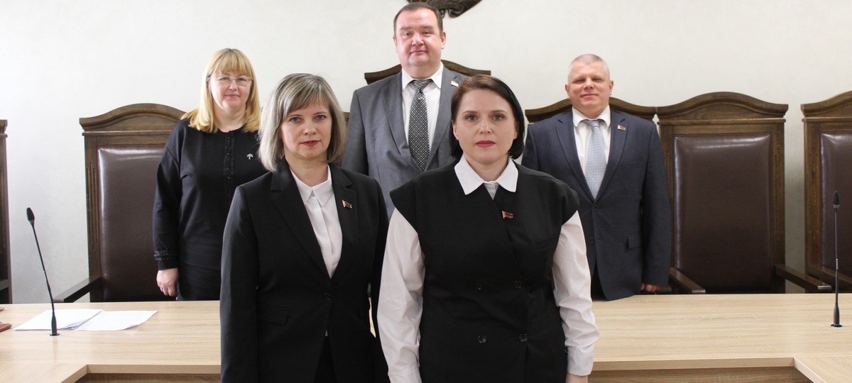 Ольга Абрамович и Инна Дзик (на переднем плане) во время присяги в Брестском областном суде