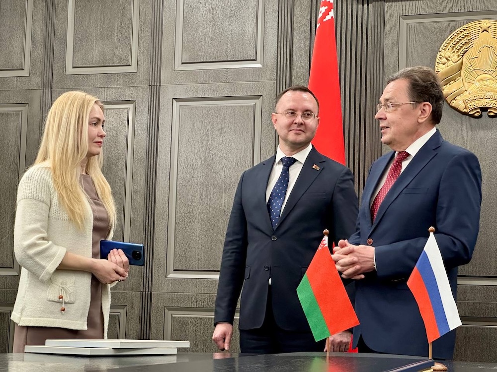 Торжественная церемония награждения победителя нового слогана о нашем городе. Председатель горисполкома Сергей Лободинский и генеральный консул Российской Федерации в Бресте Олег Мурашев вручают жене победителя главный приз – билет на первый авиарейс Брест-Санкт-Петербург и экскурсию в Эрмитаж. Фото: «Любимый Брест».