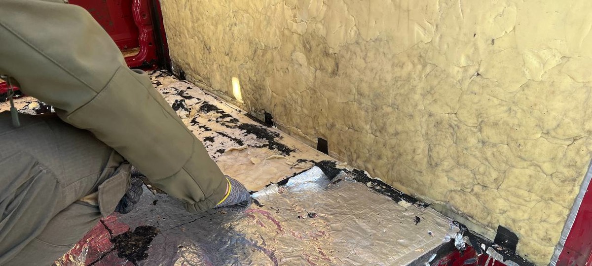 Взрывчатка в микроавтобусе, который задержали в пункте пропуска «Брест». Фото: ГТК