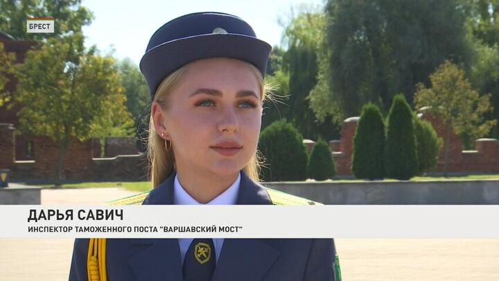 Инспектор пункта таможенного оформления «Варшавский мост» Дарья Савич во время принятия присяги в сентябре 2023 года. Фото: belarus-news.by.