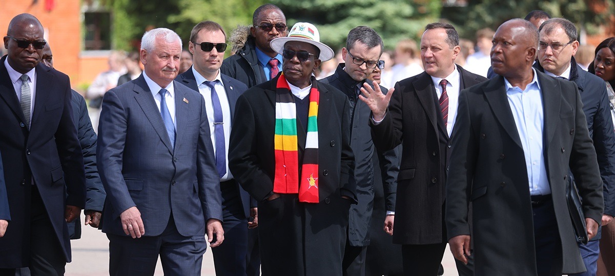 Президент Зимбабве гуляет по Брестской крепости в сопровождении чиновников. Фото: sb.by