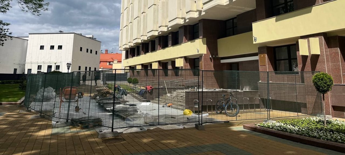 Ремонт крыльца здания Брестского облисполкома. Фото: Брестский облисполокм