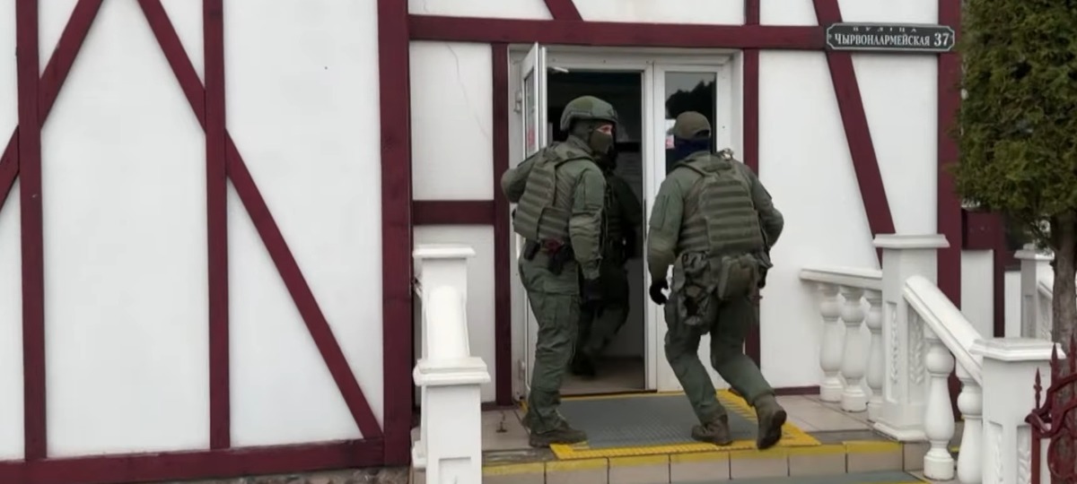 Силовики врываются в редакцию независимого регионального СМИ «Вольнае Глыбокае». Скриншот видео