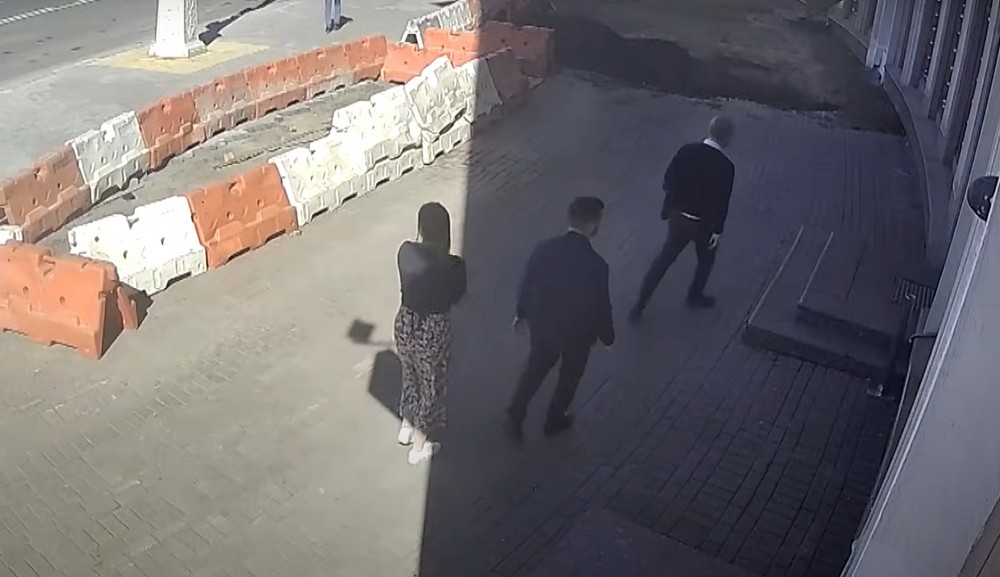 Сотрудники посольства Германии в Минске. Скриншот записи наружной камеры видеонаблюдения