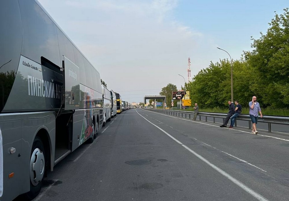 Автобусная очередь перед пунктом пропуска «Брест» 5 июня 2025 года. Фото из приграничного чата