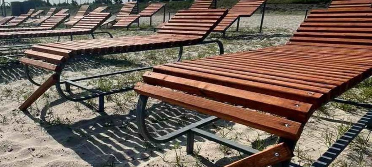 Сломанные лежаки на территории Гребного канала в Бресте. Фото: Брестский горисполком