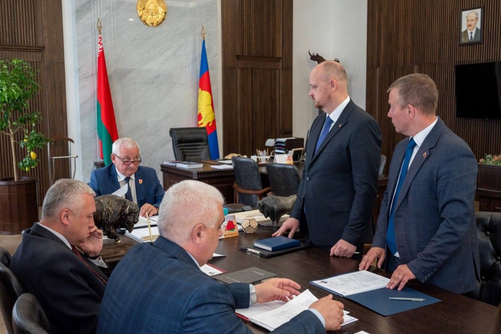 Зубры на столе в кабинете Петра Пархомчика. 9 июня 2025 года. Фото: Брестский облисполком