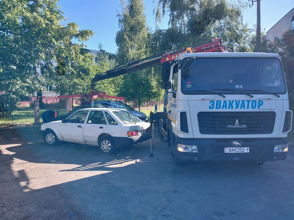 Эвакуация заброшенных автомобилей в Бресте в июле 2025 года. Фото: Брестский горисполком
