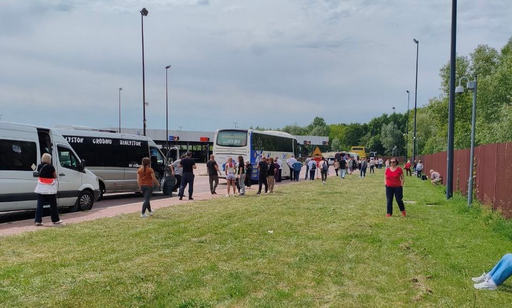 Люди ожидают начала контроля в пункте пропуска «Тересполь». Фото из приграничного чата