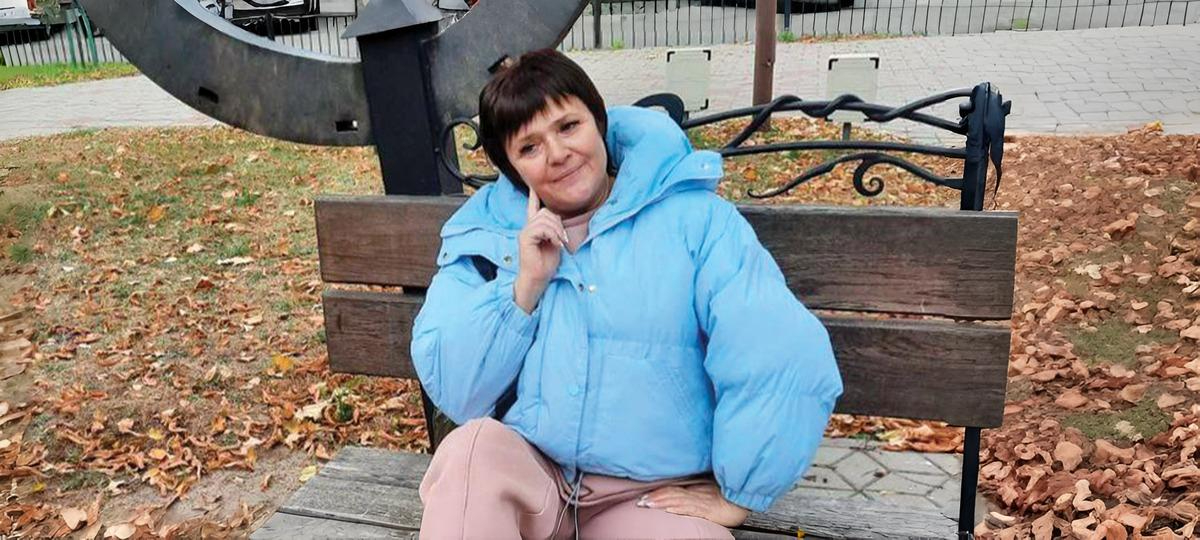 Наталья Голос, активистка из Барановичей. Часть фона сгенерирована нейросетью